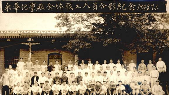 说明: G:\跫音电子版\企业文化拾遗\征文集稿件\辛化之声征文配图\老照片的故事\2赵忠宁六十年前的合影.jpg