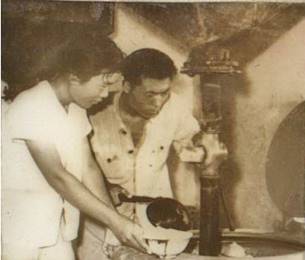 说明: F:\2007年蛩音三本书电子版\企业发展概述\生产发展史配图片\1959\科研攻关.jpg