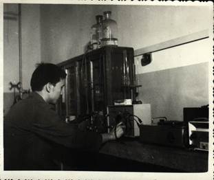 说明: F:\老照片\照片补充\相册补充照片\1983.10.05中心化验室的检测人员正在做产品质量分析.jpg