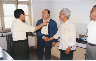说明: F:\老照片\老照片7\1992年6月6日 宋叔华副省长到企业现场办公时与李英志握手.jpg