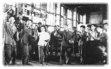说明: F:\2007年蛩音三本书电子版\企业文化拾遗\征文集图片\4【老照片'运动会会徽、支援王口】\42文化下基层.jpg