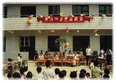 说明: F:\2007年蛩音三本书电子版\企业文化拾遗\征文集图片\5【老照片雷锋服务站、篮球队等】\图像-12(95年5月31日厂幼儿园庆六一文艺演出).jpg