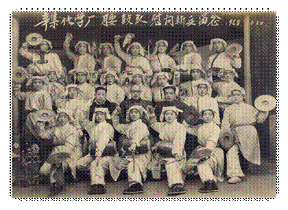 说明: F:\2007年蛩音三本书电子版\企业文化拾遗\征文集图片\3【文体活动、广播室老照片】\1958年,辛集化学厂腰鼓队慰问新兵留念.jpg